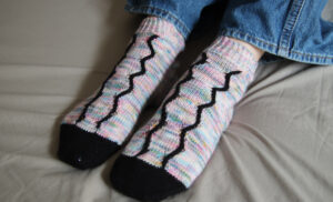 {Tricot} Drawing on ankle socks