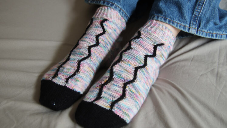 {Tricot} Drawing on ankle socks