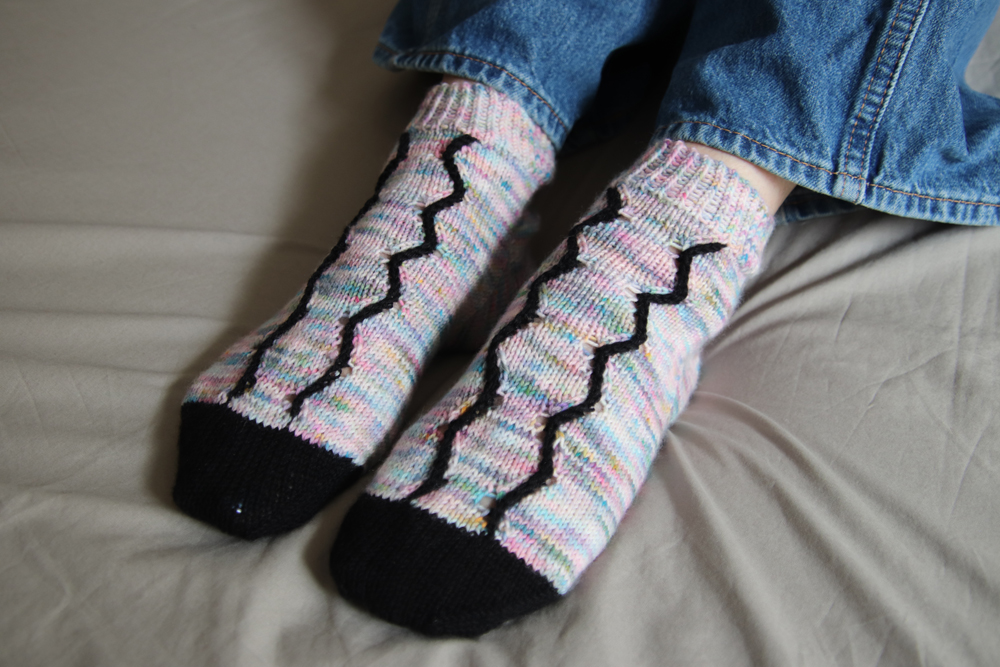 {Tricot} Drawing on ankle socks